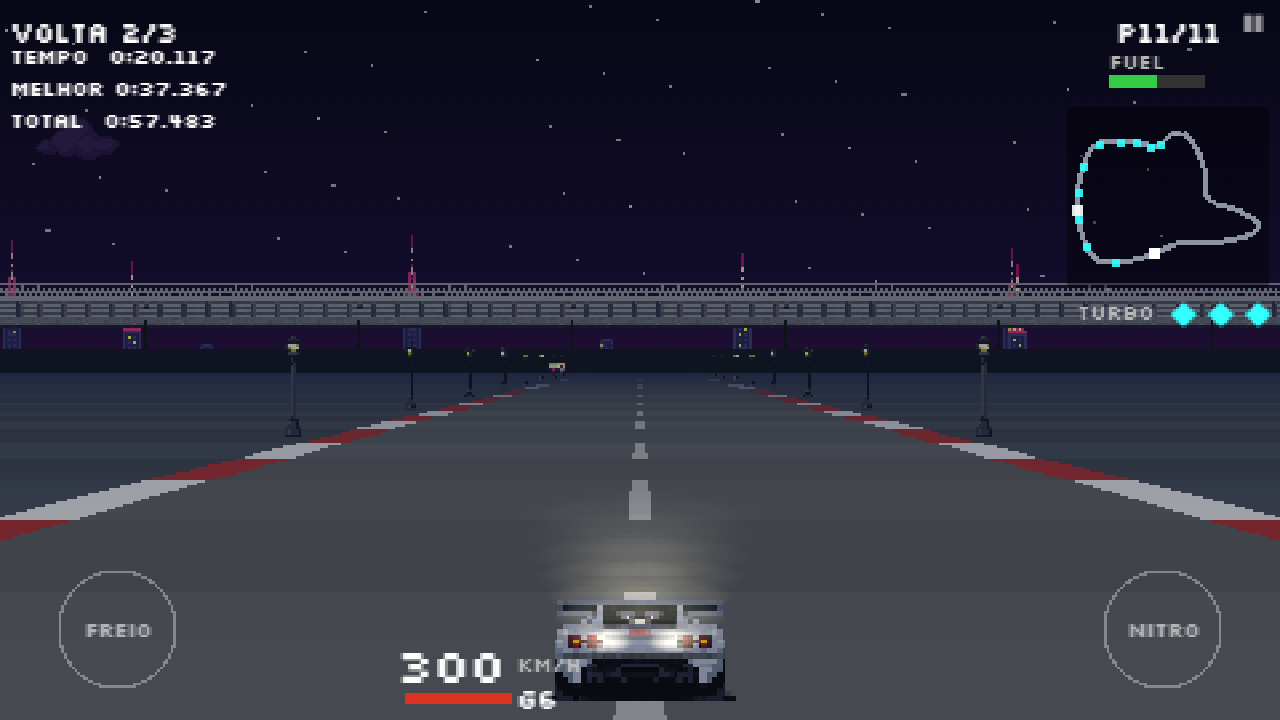 Via Expressa à meia-noite: o carro branco a 300 km/h numa elevada de Tóquio, entre postes de luz, com torres iluminadas no horizonte.