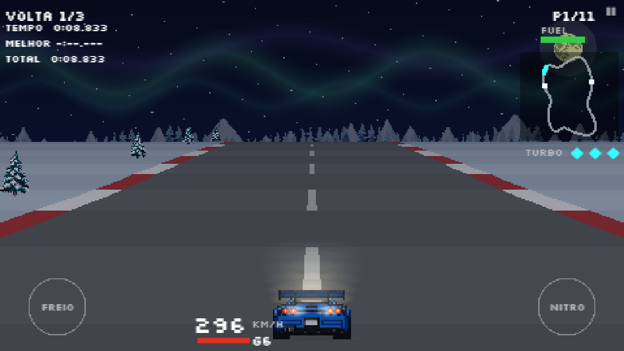 Aurora no Canadá: a aurora boreal ondula verde sobre a pista nevada de pinheiros enquanto o carro azul acelera de faróis acesos.